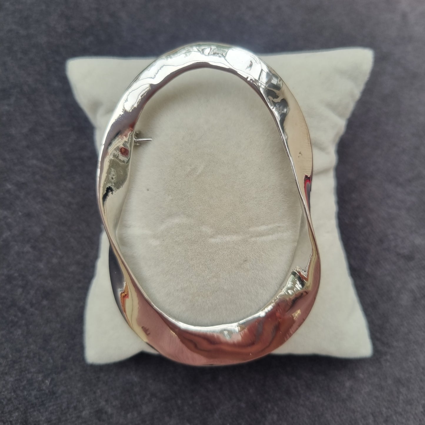 Tempest DH044B Silver Contemporary Twisted Oval Brooch