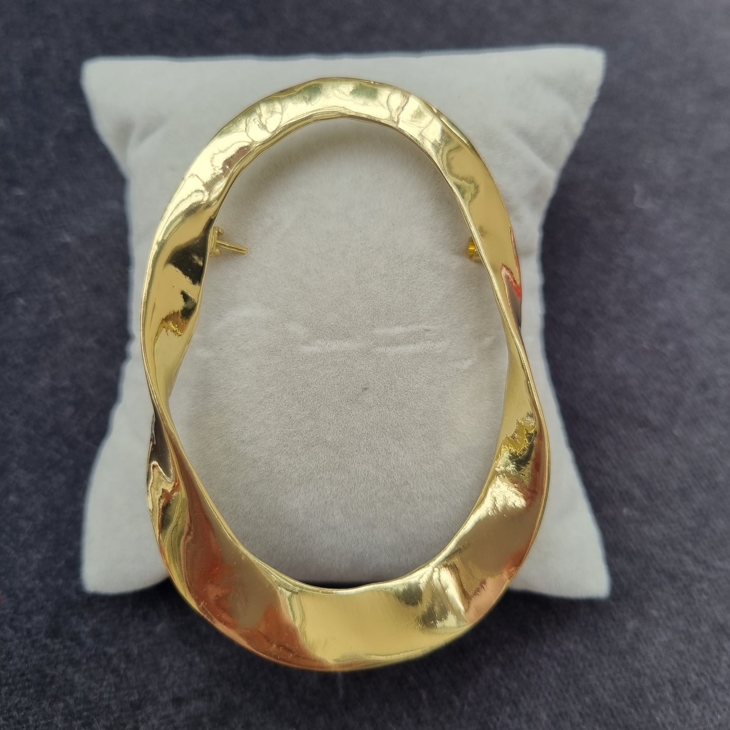 Tempest DH044B Gold Contemporary Twisted Oval Brooch