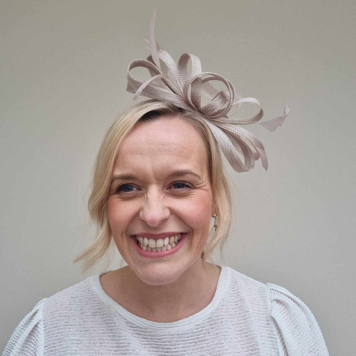 J Bees JB22/238 Fascinator On Headband In Neutrals & Ivory