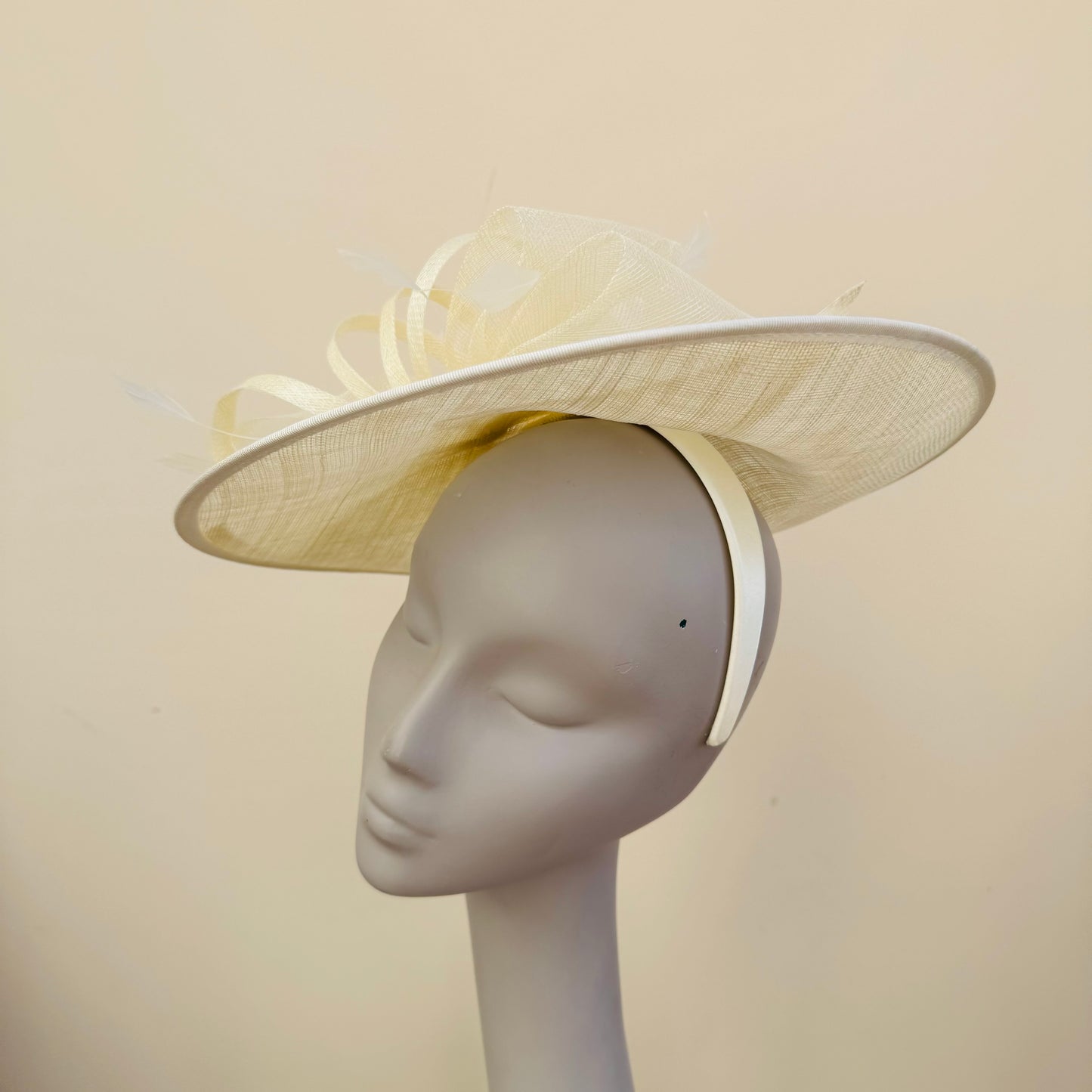 J Bees JB25/83 Ivory Cream Circular Bow Hatinator Disc