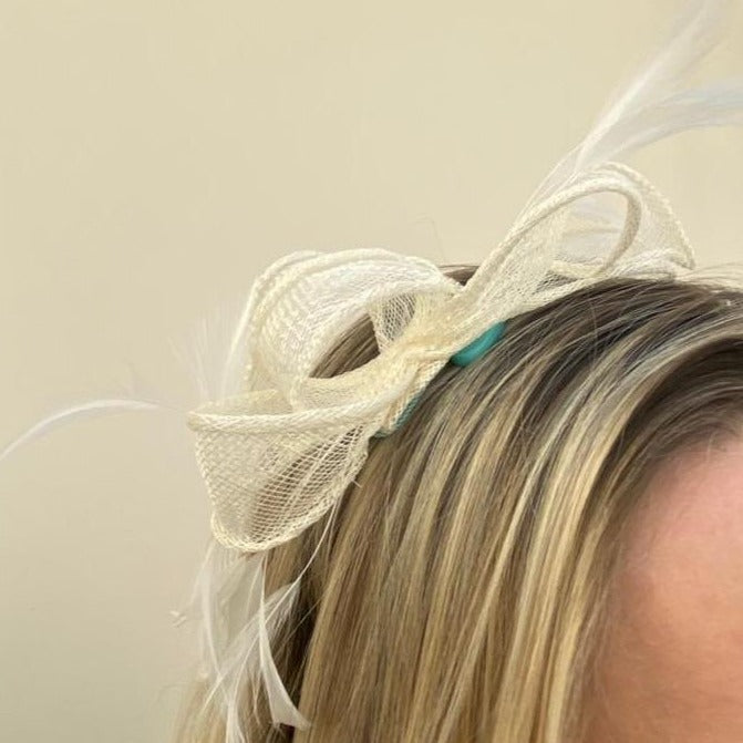 Max and Ellie AF5 Small Fascinator in White & Ivory