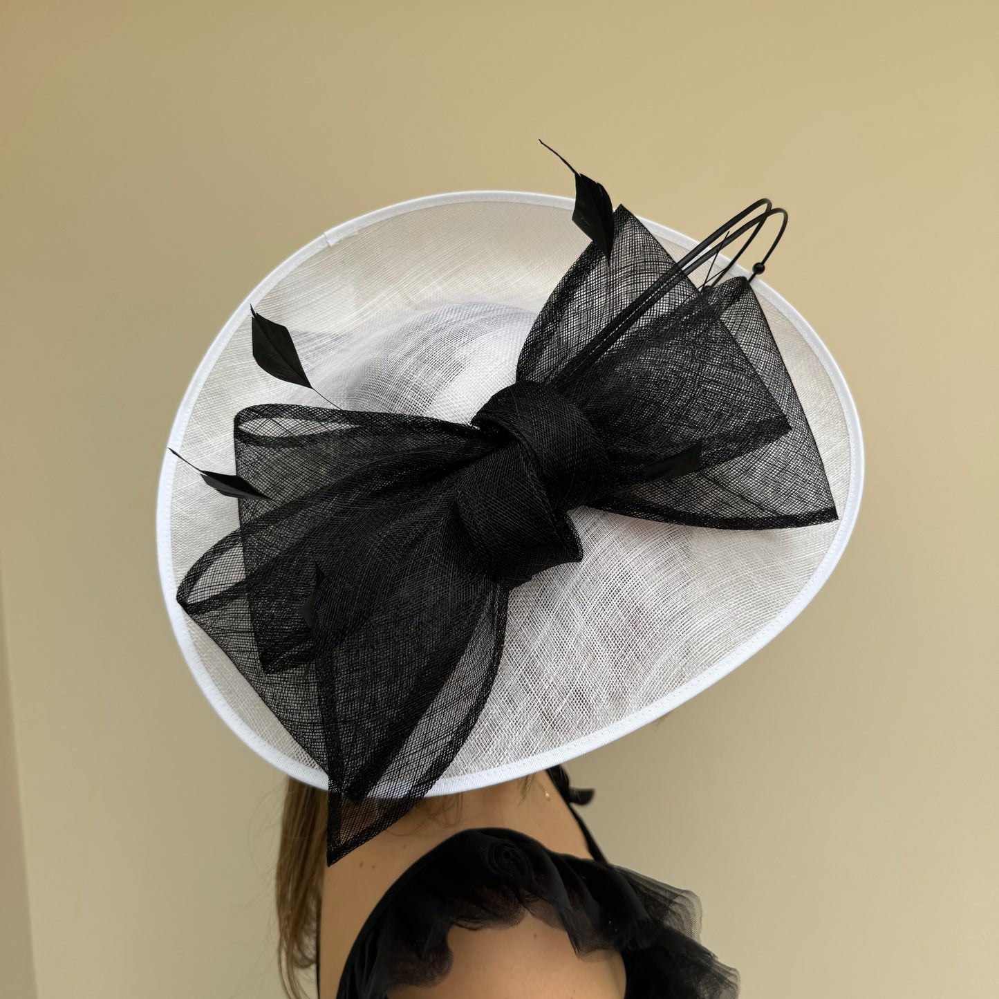 J Bees JB26/132 White & Black Bow Hatinator