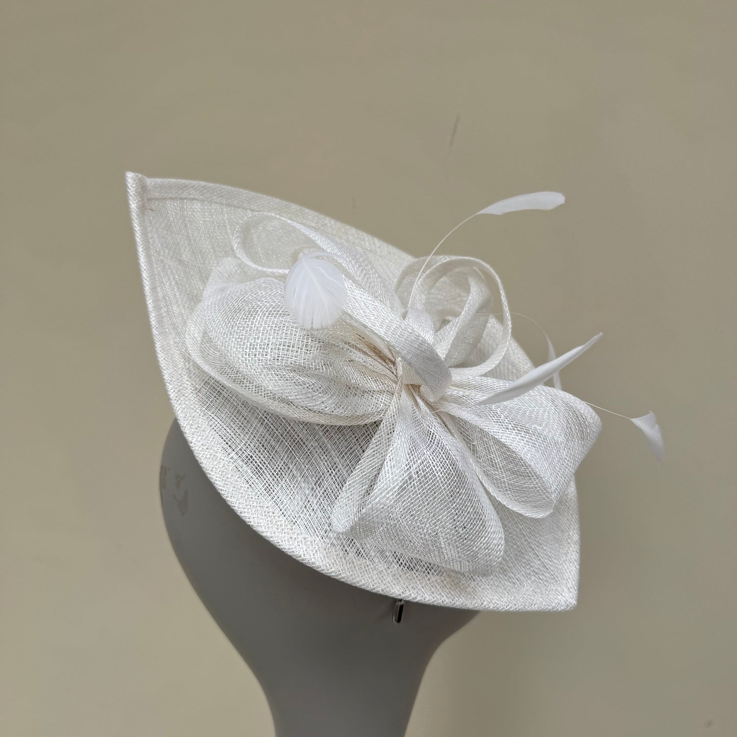 Max and Ellie AD9 White Angled Hatinator