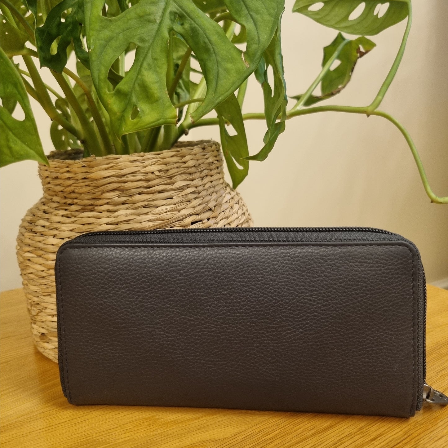 Yoshi Baxter Zip Around Purse Y1257