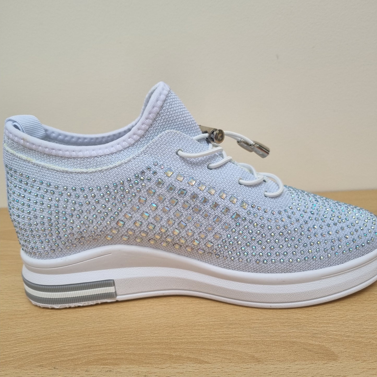 Wedge trainer with sparkle
