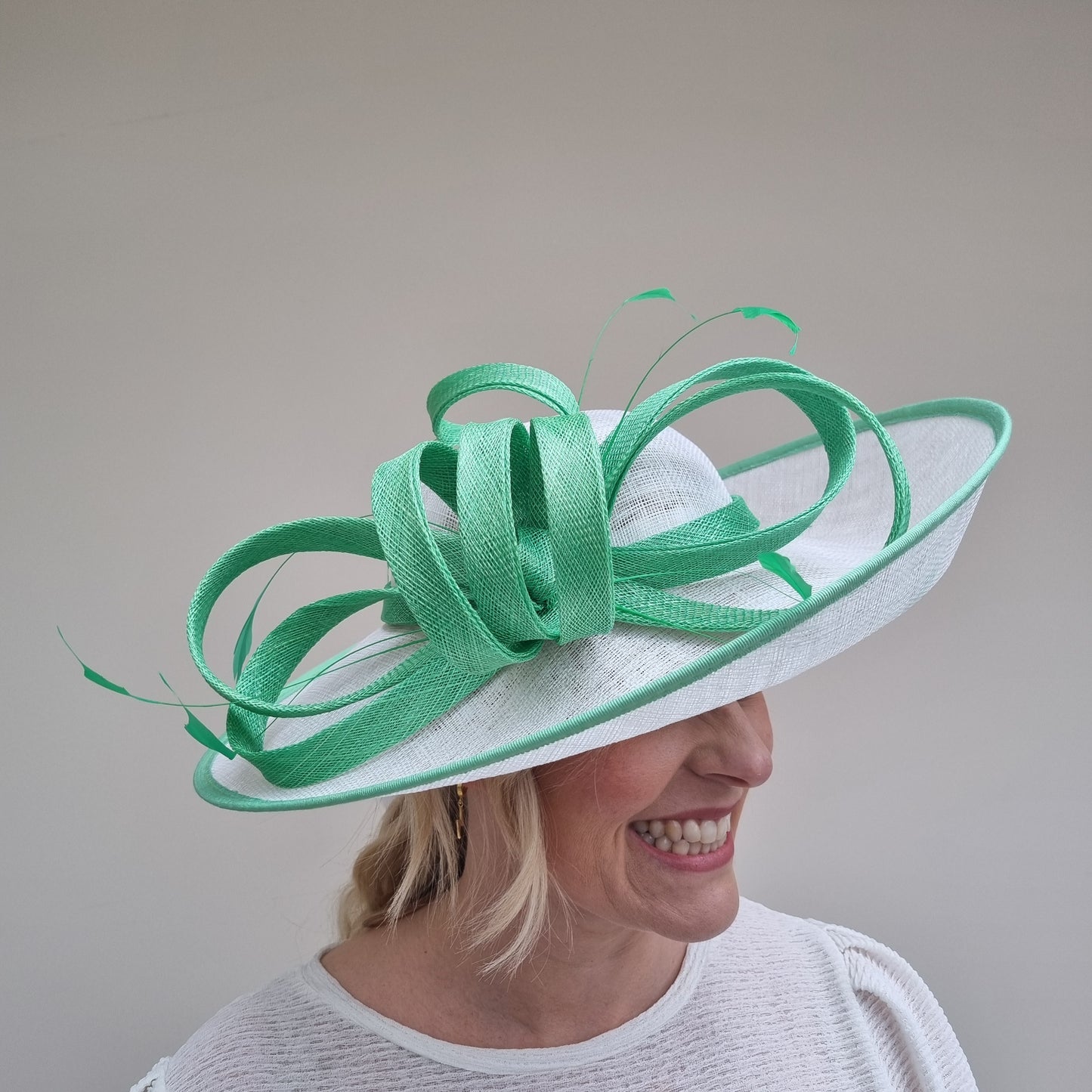 J Bees JB24/48 White and Green Wedding Hatinator