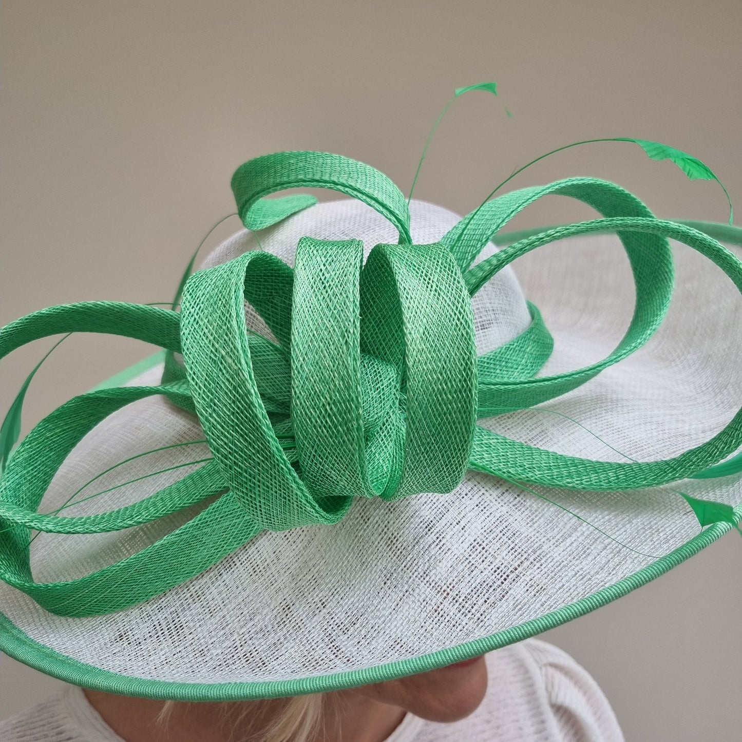 J Bees JB24/48 White and Green Wedding Hatinator