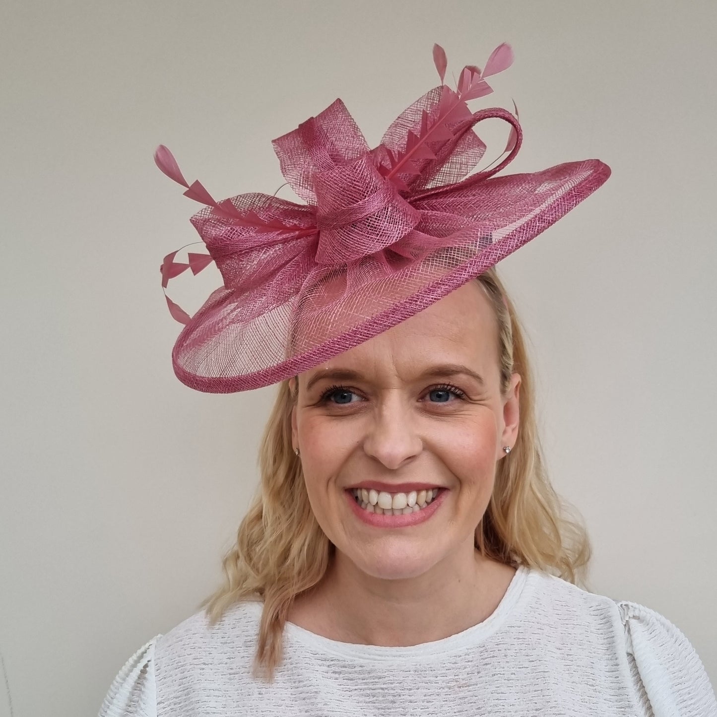 JB23/277 Feather Bow Hatinator In Pinks