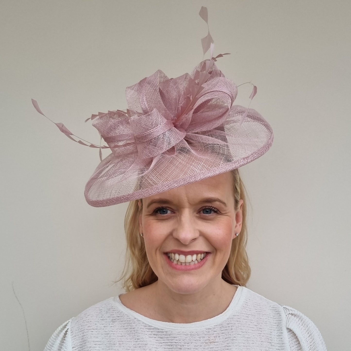 JB23/277 Feather Bow Hatinator In Pinks