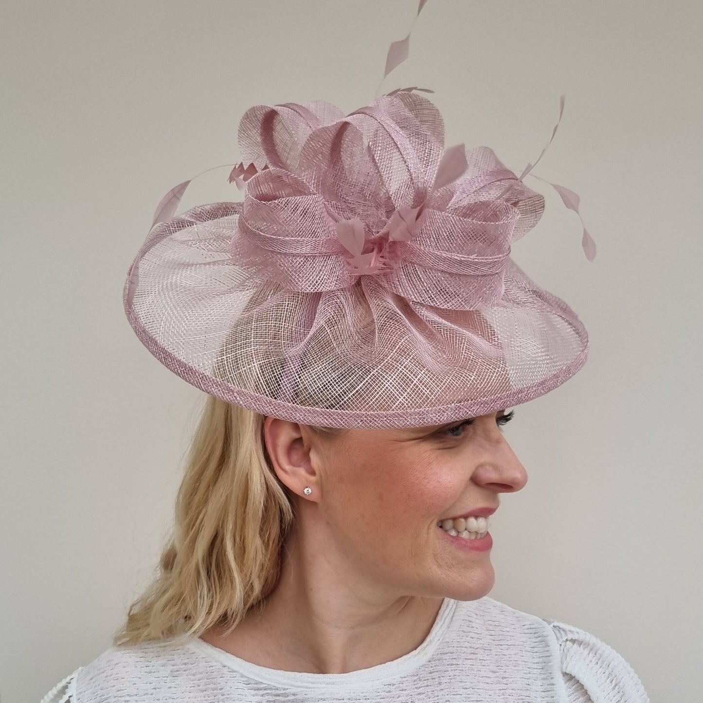 JB23/277 Feather Bow Hatinator In Pinks