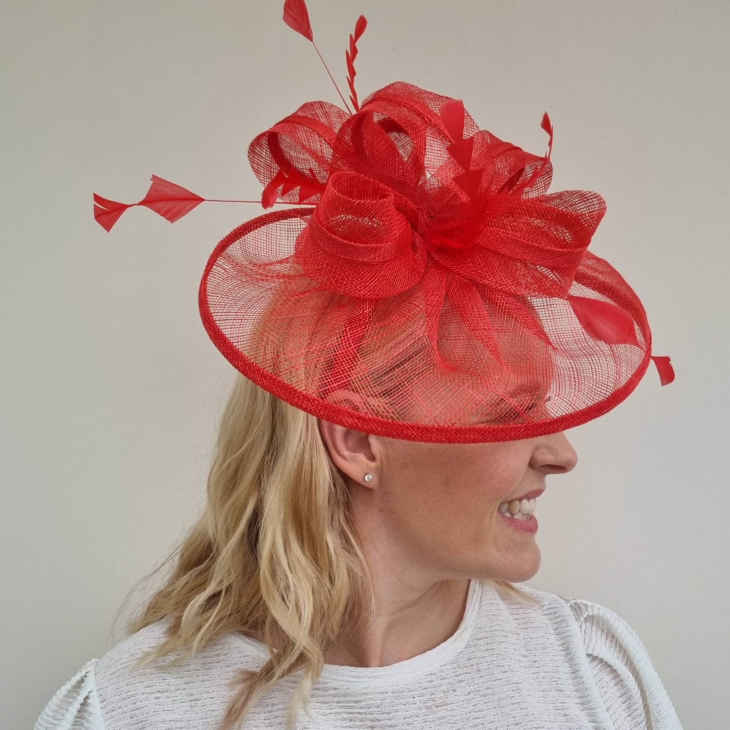 JB23/277 Feather Bow Hatinator In Reds