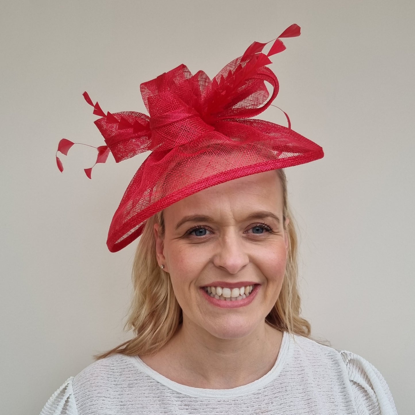 JB23/277 Feather Bow Hatinator In Reds