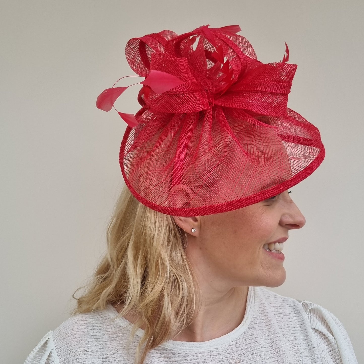 JB23/277 Feather Bow Hatinator In Reds