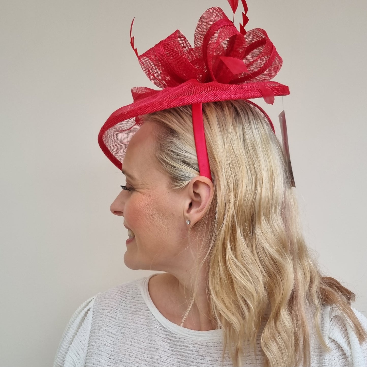 JB23/277 Feather Bow Hatinator In Reds