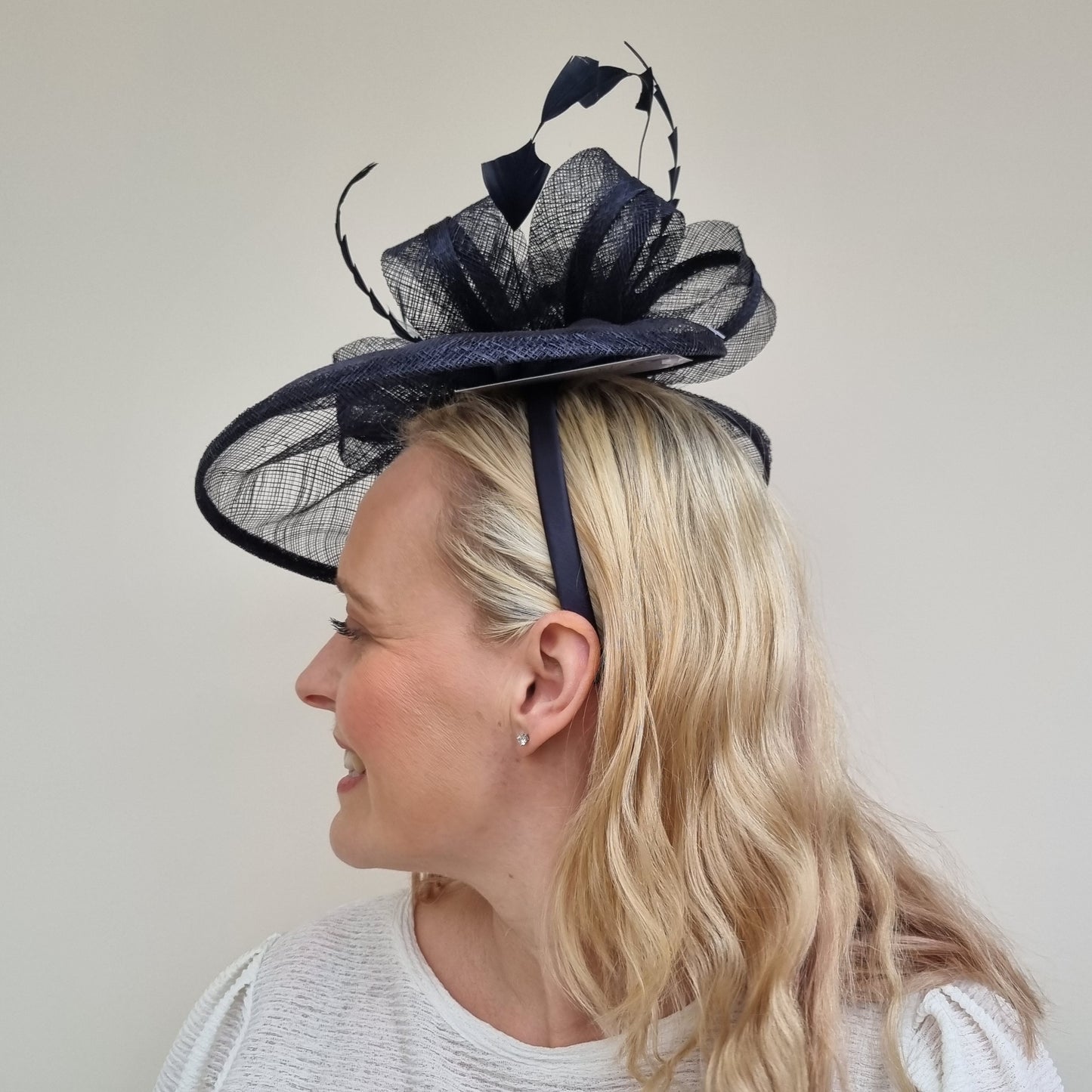 JB23/277 Feather Bow Hatinator In Blues