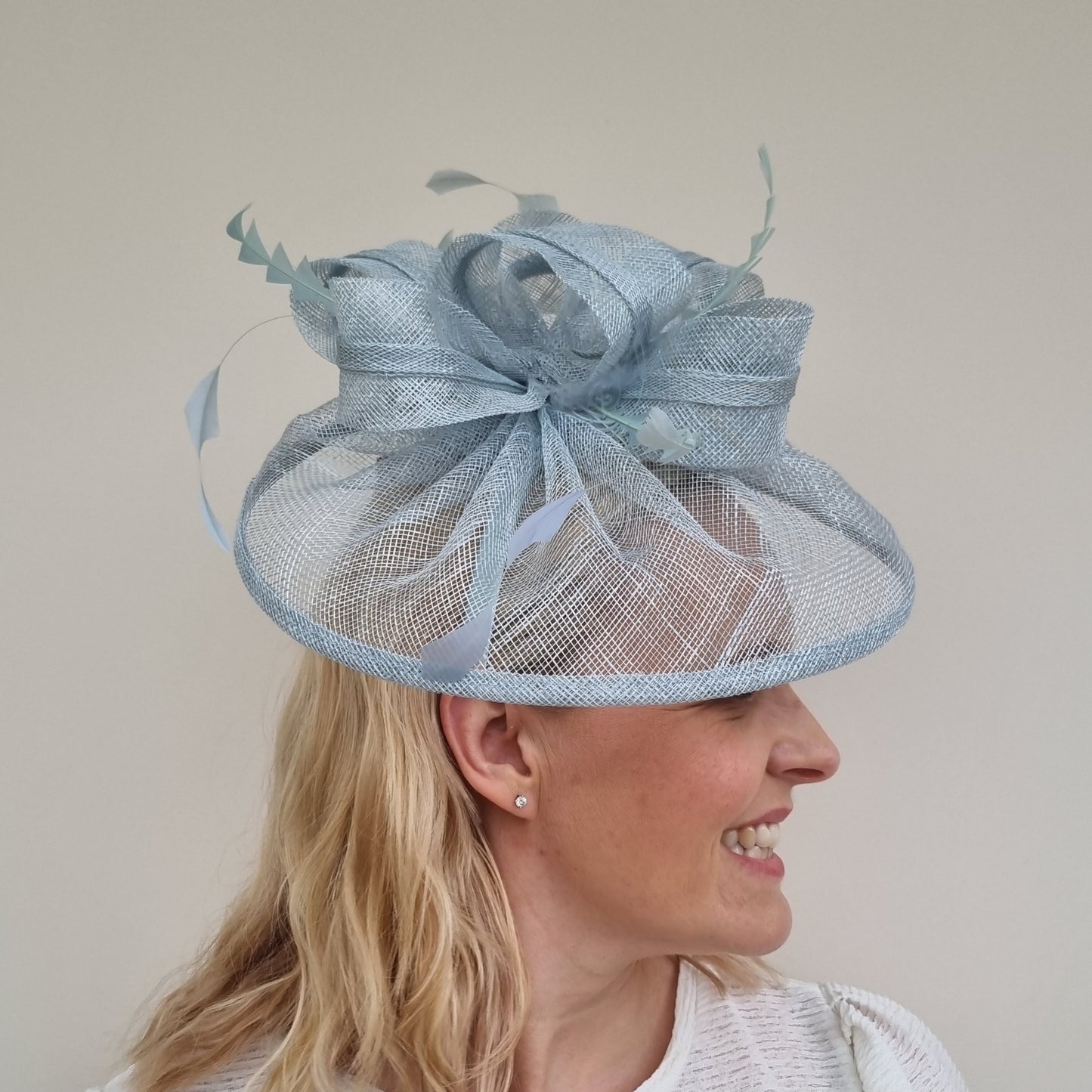 JB23/277 Feather Bow Hatinator In Blues