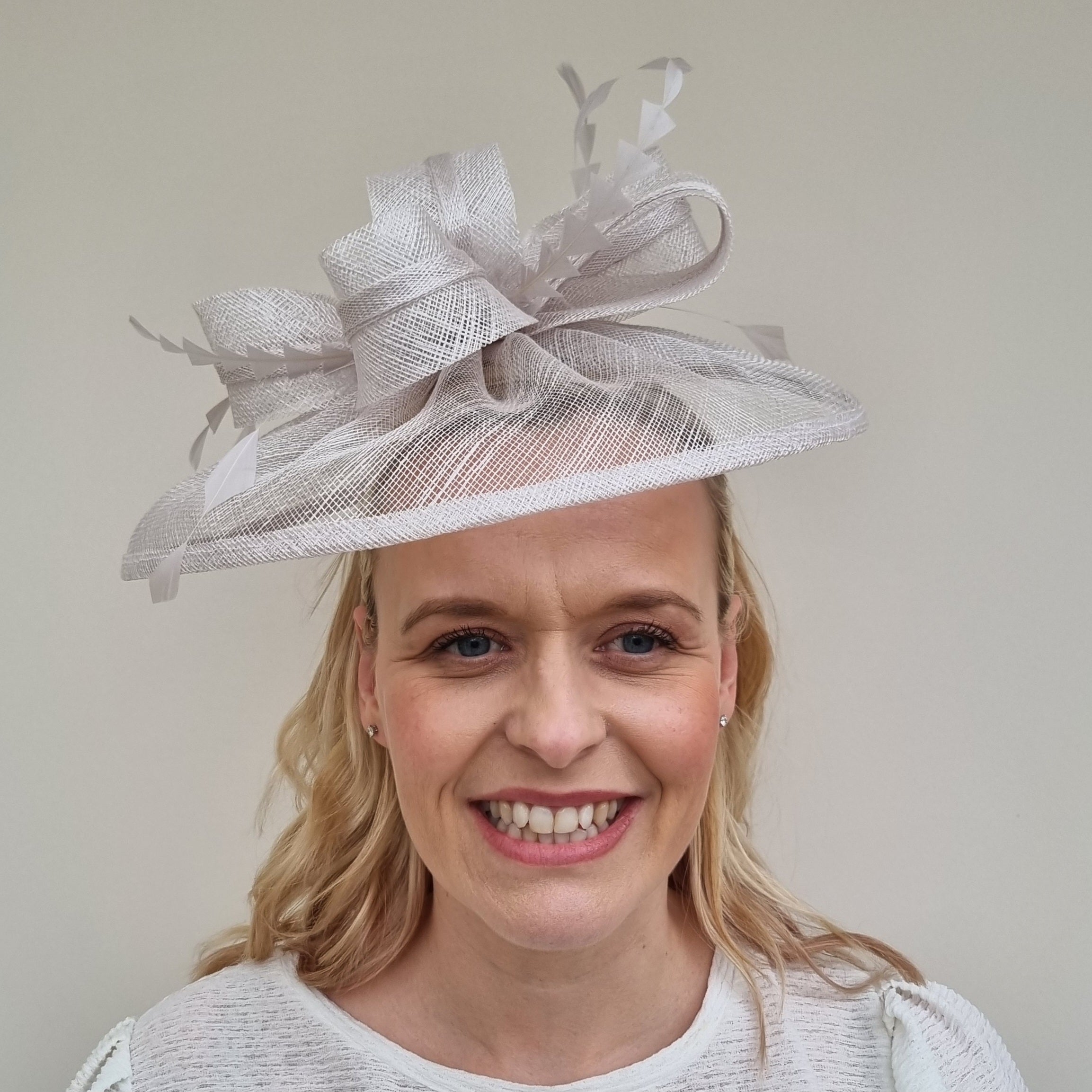 JB23/277 Feather Bow Hatinator In Silver – Lesley Ashworth