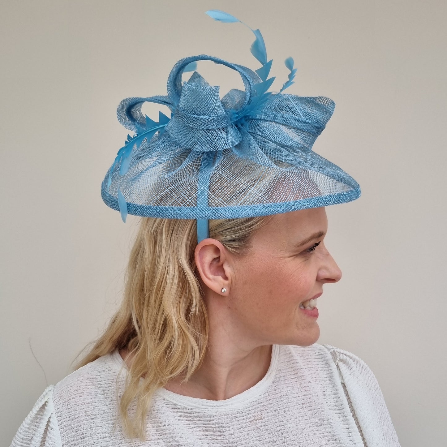 JB23/277 Feather Bow Hatinator In Blues