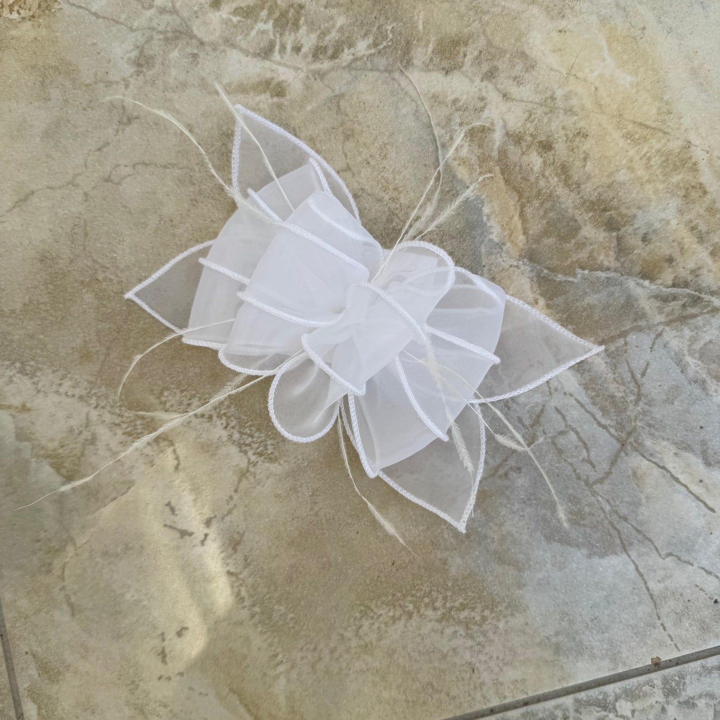 J Bees 9826 White Clip Fascinator