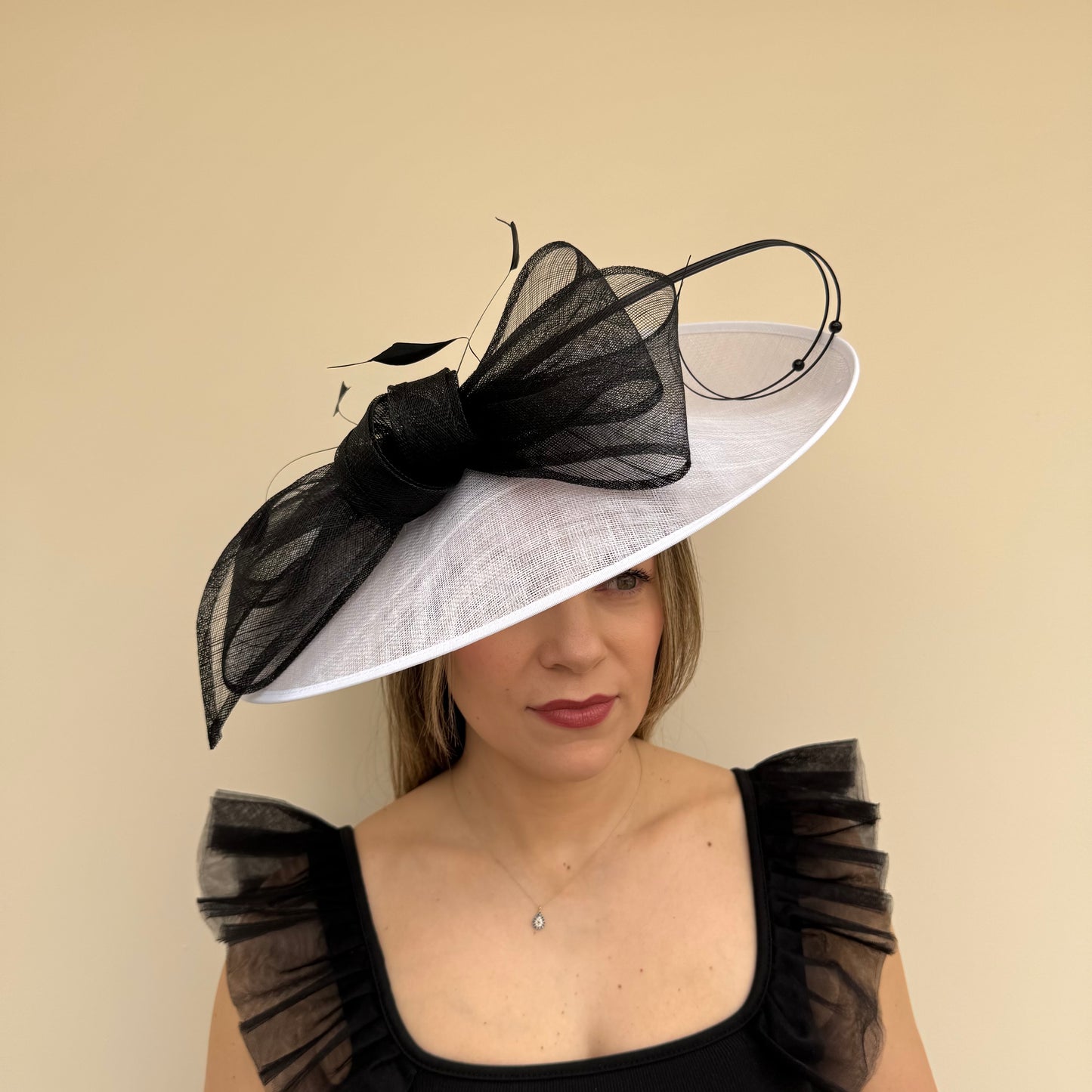 J Bees JB26/132 White & Black Bow Hatinator