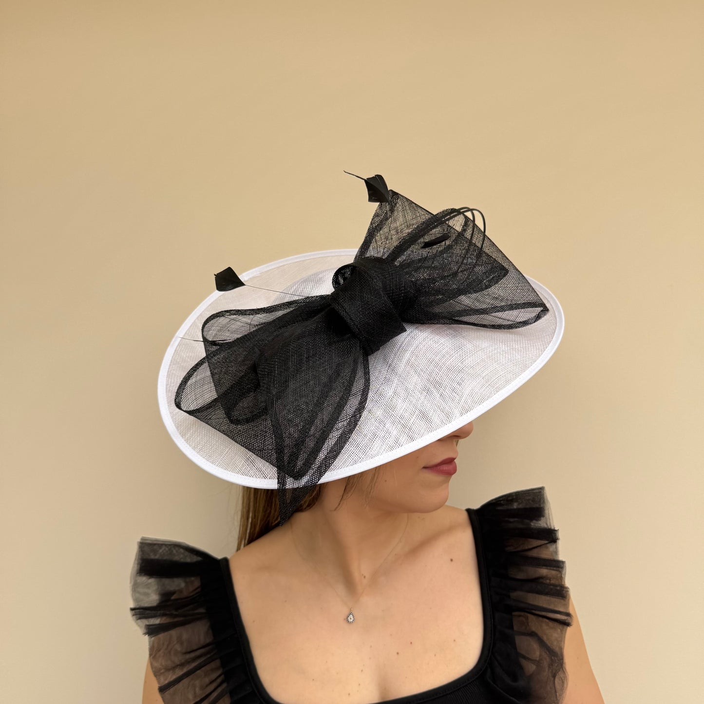 J Bees JB26/132 White & Black Bow Hatinator