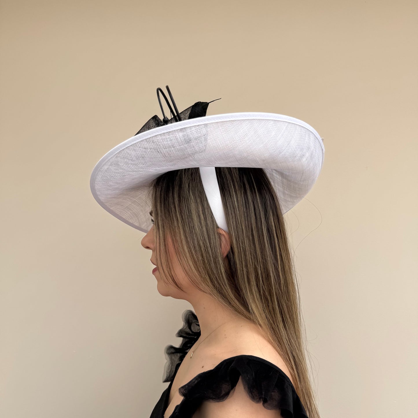 J Bees JB26/132 White & Black Bow Hatinator