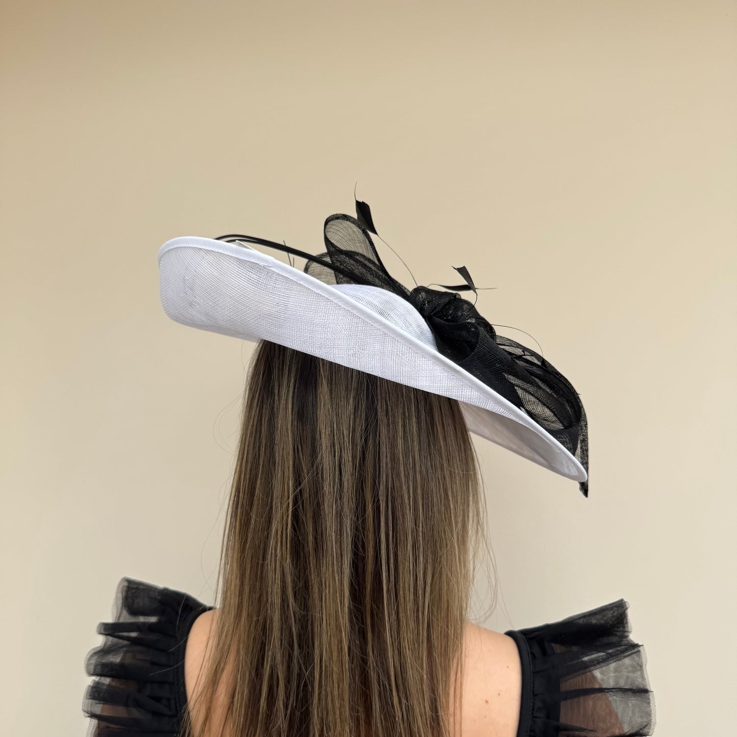 J Bees JB26/132 White & Black Bow Hatinator
