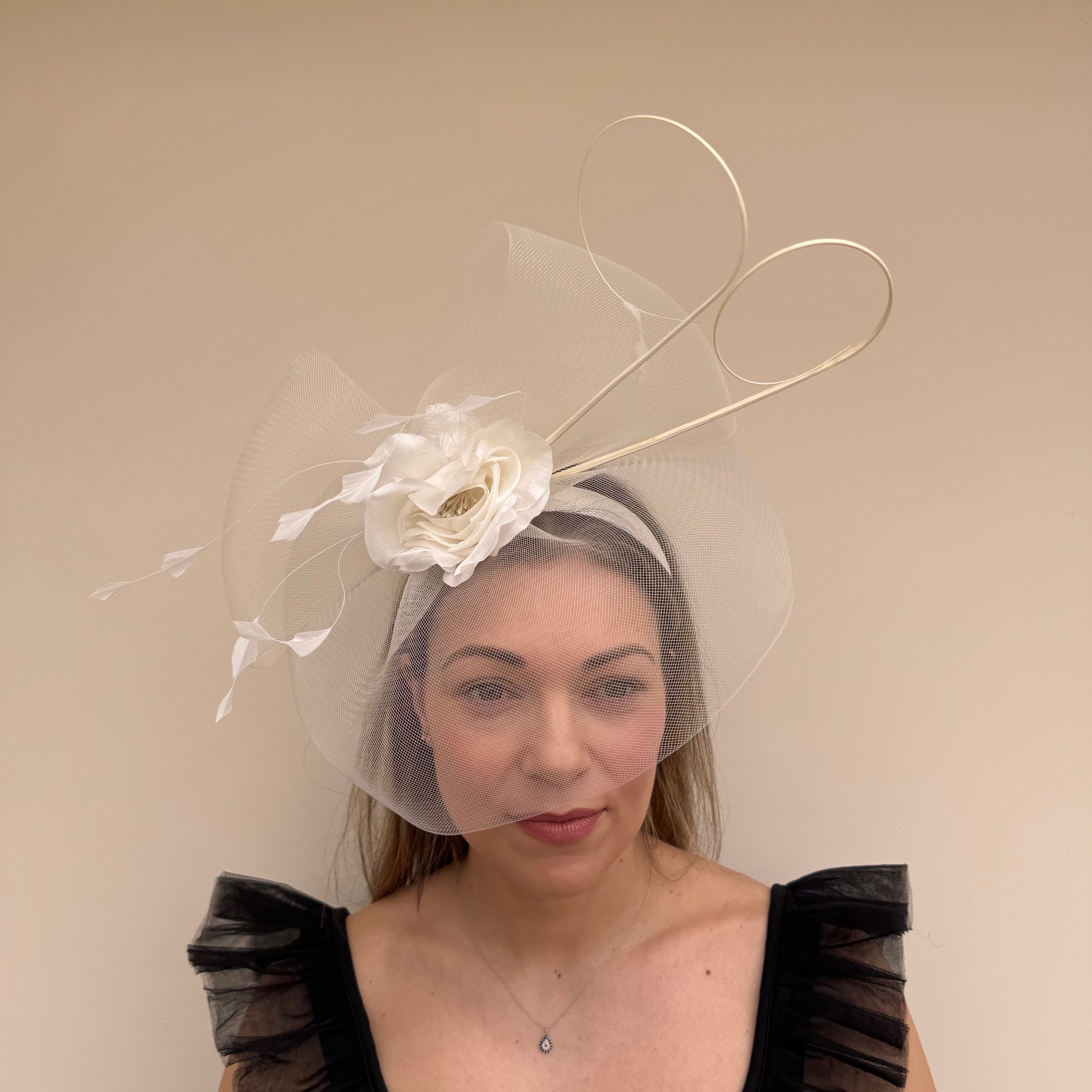 J Bees JB26/114 Ivory Mesh Fascinator – Lesley Ashworth