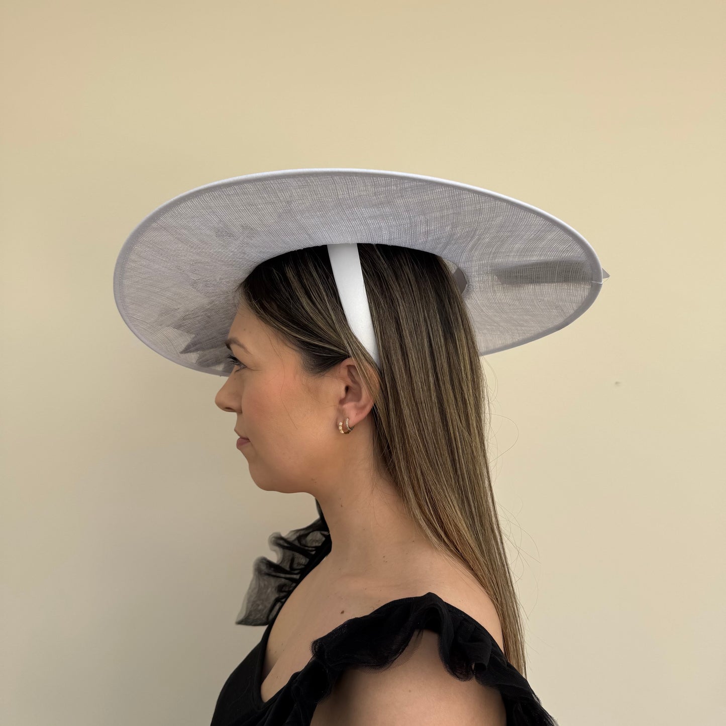 J Bees JB26/134 White and Black Boater Hatinator with Feathers White/Black