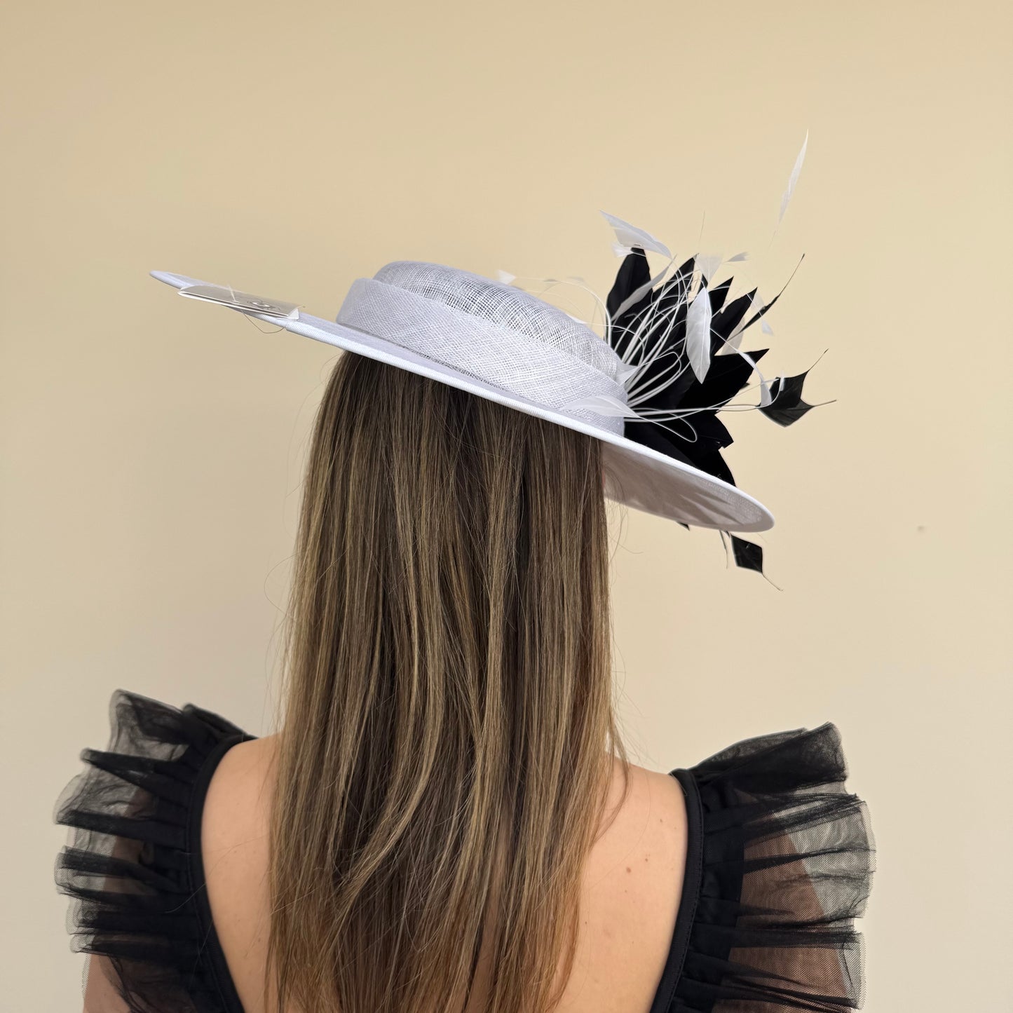 J Bees JB26/134 White and Black Boater Hatinator with Feathers White/Black
