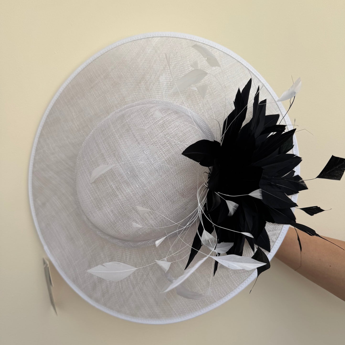 J Bees JB26/134 White and Black Boater Hatinator with Feathers White/Black