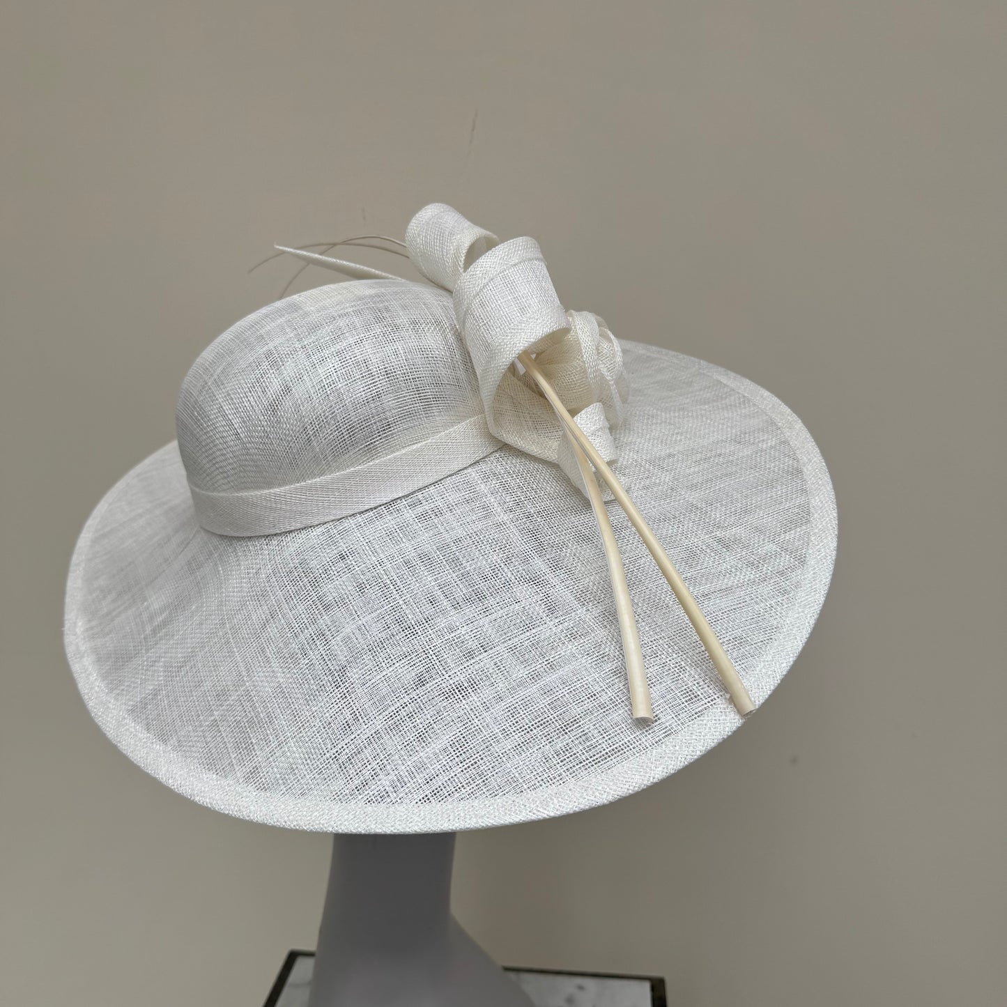 Max and Ellie WD7 Ivory Flat Hatinator on Band