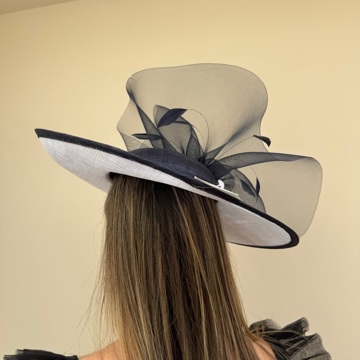 J Bees JB26/128 Small fault in mesh White & Navy blue Hatinator