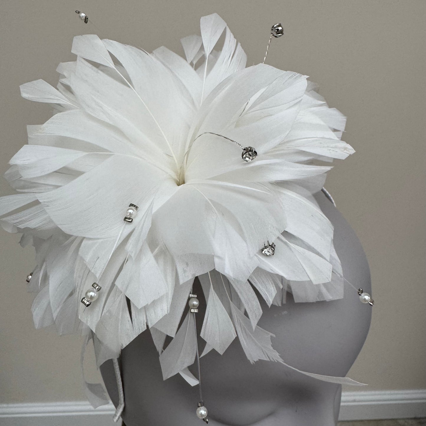 JBees JB25/68 Ivory Feather fascinator