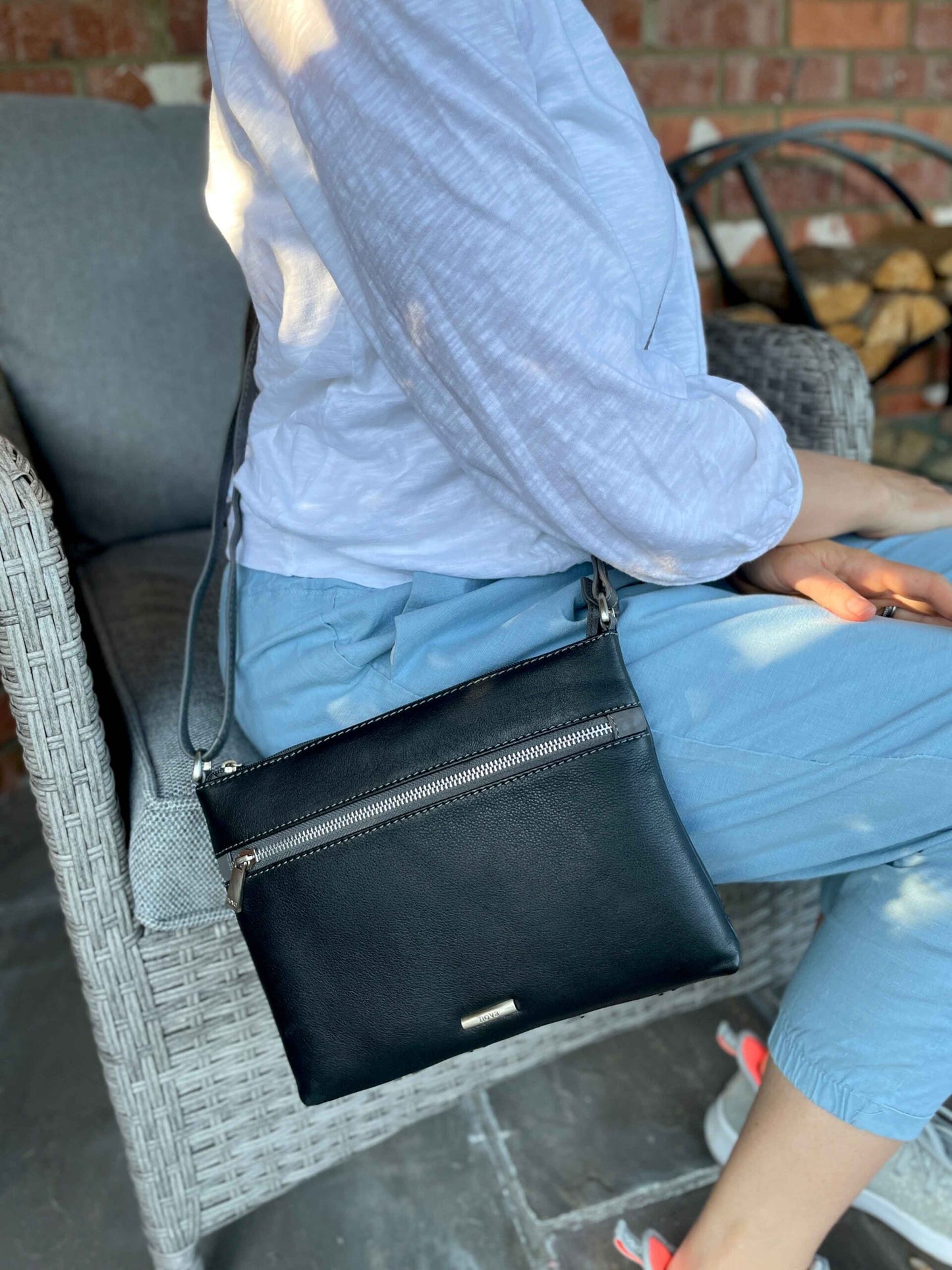 David Jones 879 Leather Crossbody Bag