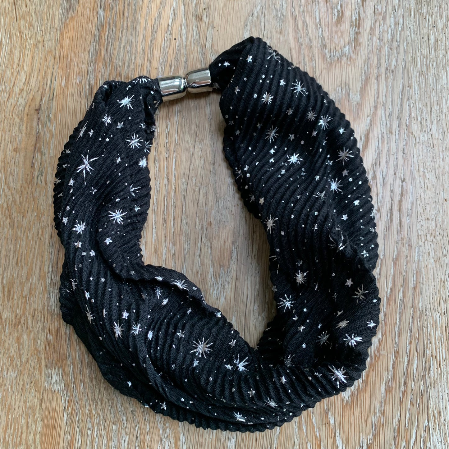 Magnetic Scarf with Star Detail