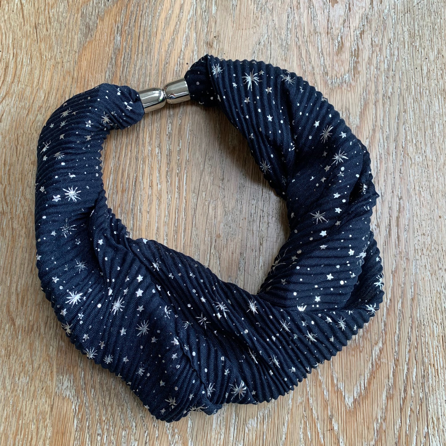Magnetic Scarf with Star Detail