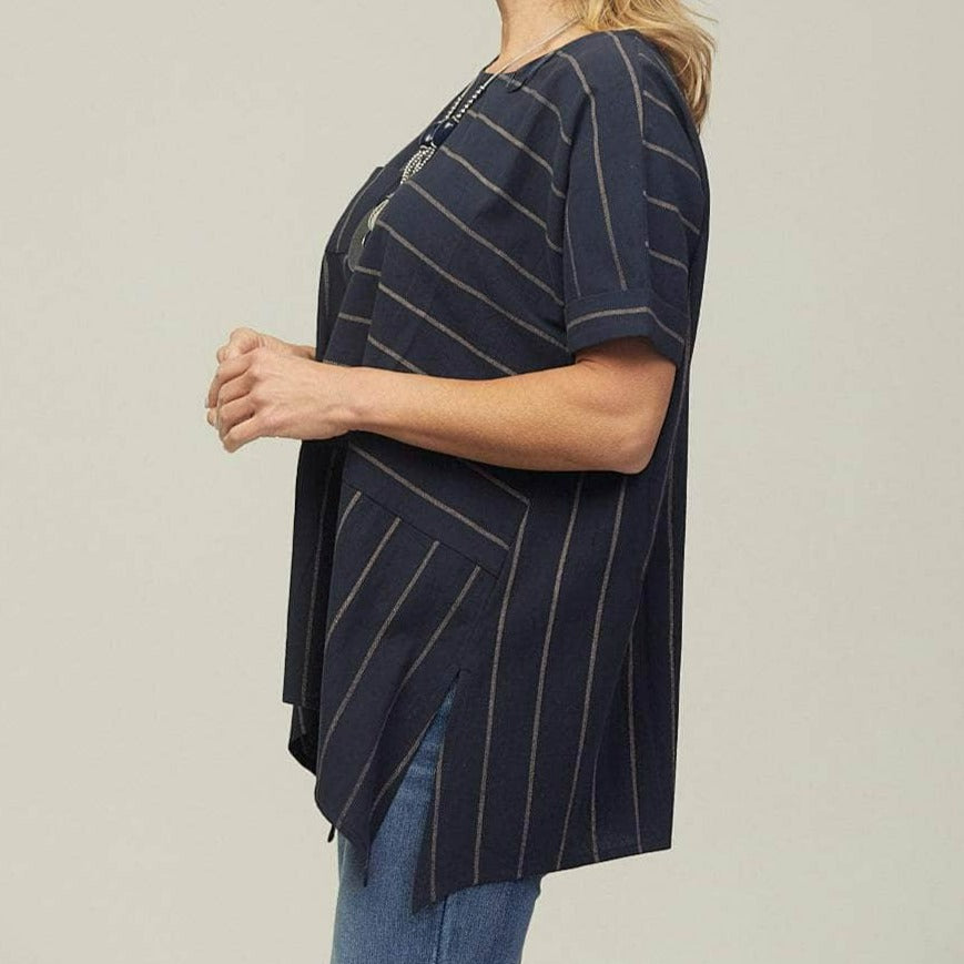 Saloos line pattern top with necklace