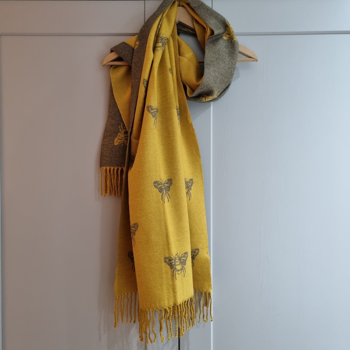Reversible bees scarf