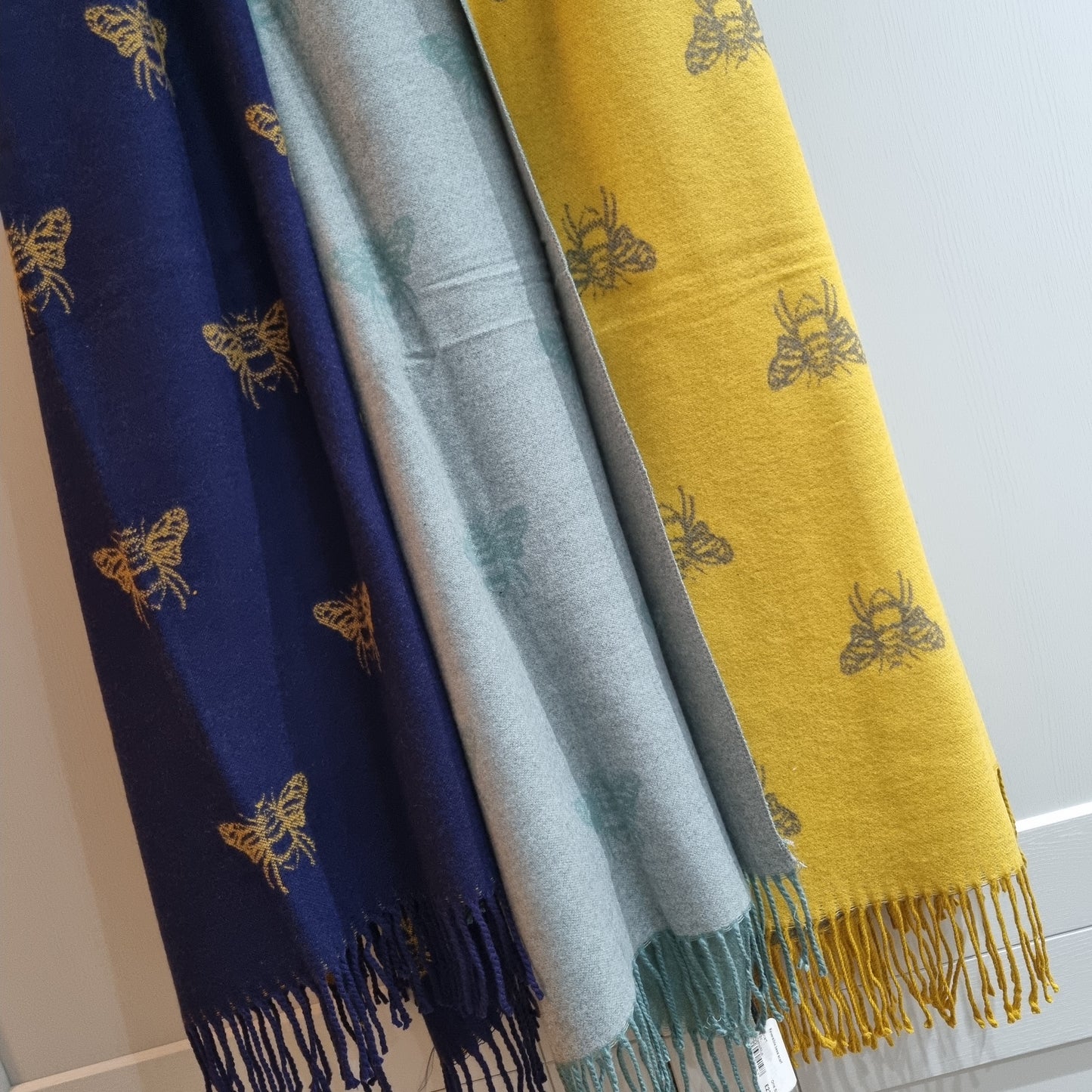 Reversible bees scarf