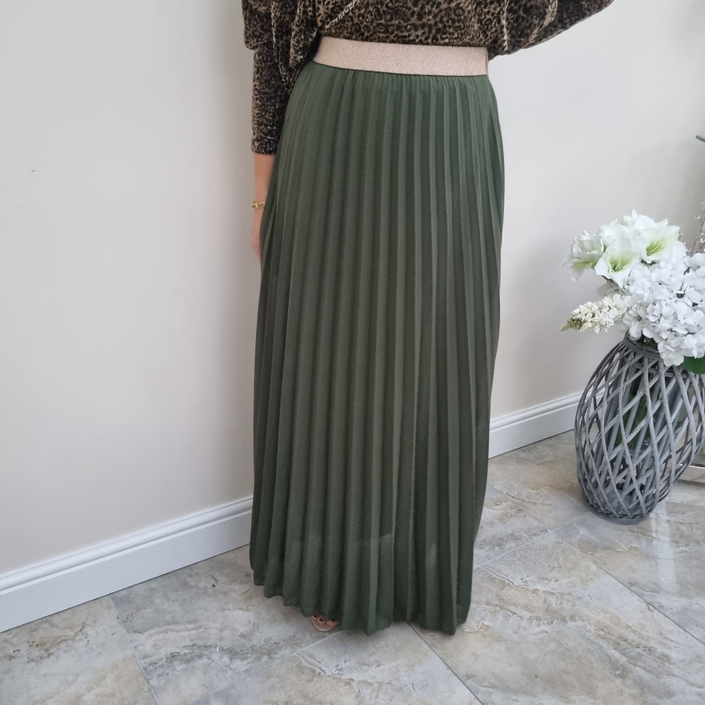 Plain Pleated Skirt with Glitter Waist