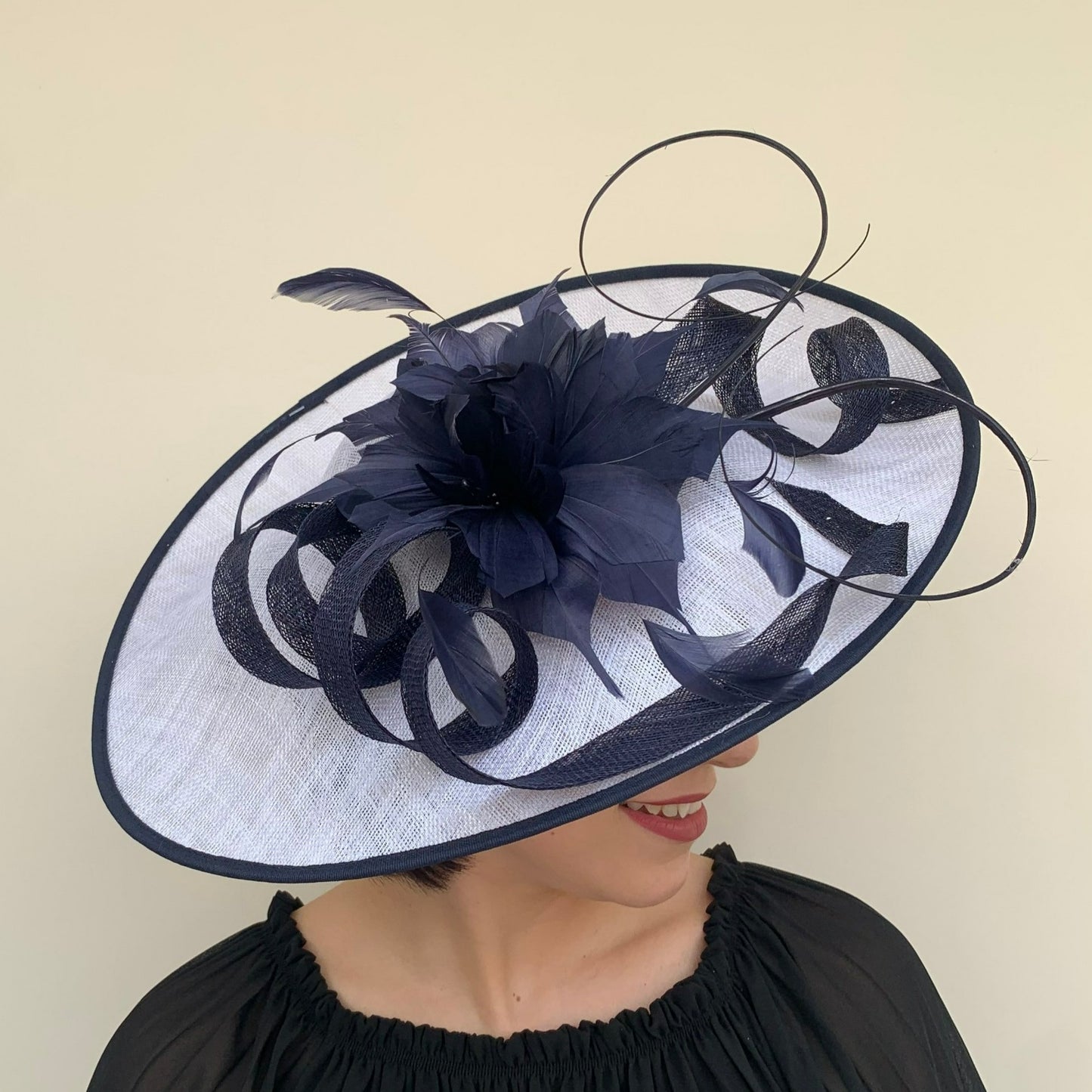 JB20/182 Large Hatinator with flower in White/Navy